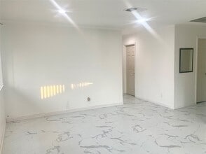 909 Silber Rd in Houston, TX - Building Photo - Building Photo