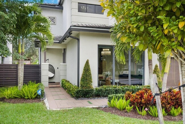 8814 NW 154th Terrace in Miami Lakes, FL - Foto de edificio - Building Photo