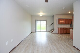 1005 Tanner Ct in Tea, SD - Foto de edificio - Building Photo