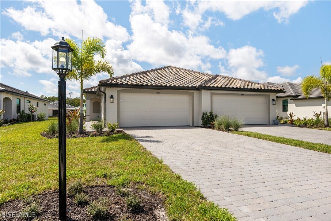 19597 Hinkley Dr in Estero, FL - Building Photo