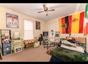 229 W Downer Pl, Unit Apt 2 in Aurora, IL - Foto de edificio - Building Photo
