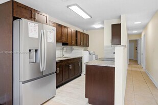 7604 SW 10th Ct in North Lauderdale, FL - Building Photo