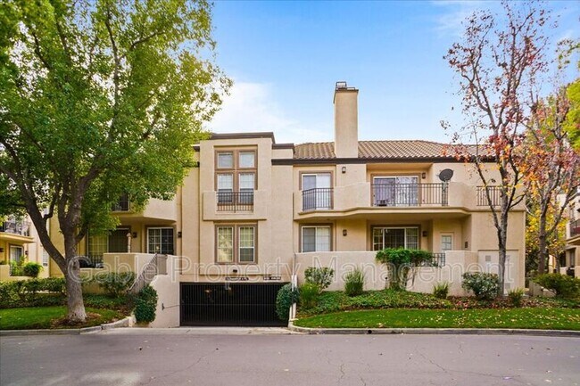 24153 Del Monte Dr. in Santa Clarita, CA - Foto de edificio - Building Photo