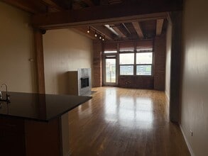 333 S Desplaines St in Chicago, IL - Building Photo - Building Photo