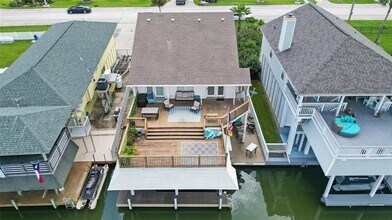 1114 Tiki Dr in Tiki Island, TX - Building Photo - Building Photo