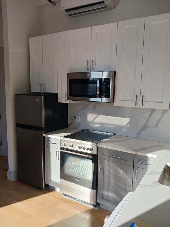 609 Broadway in Kingston, NY - Building Photo - Building Photo