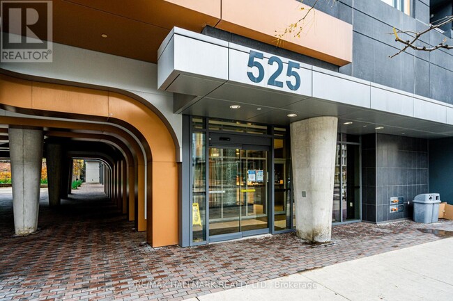 525-525 Adelaide St W