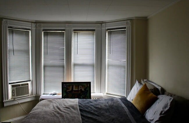 498 Port Richmond Ave, Unit 2nd Floor Unit