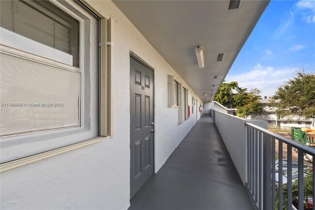 8421 Lagos De Campo Blvd in Tamarac, FL - Building Photo - Building Photo