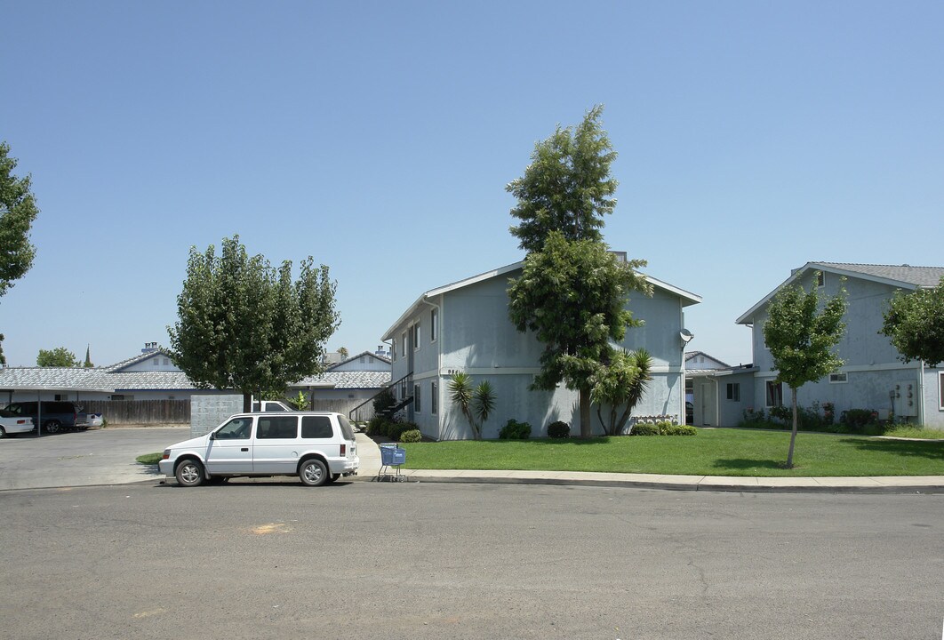 972-998 E Palm Ave in Reedley, CA - Building Photo