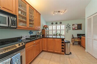524 Woodshire Ln in Naples, FL - Foto de edificio - Building Photo