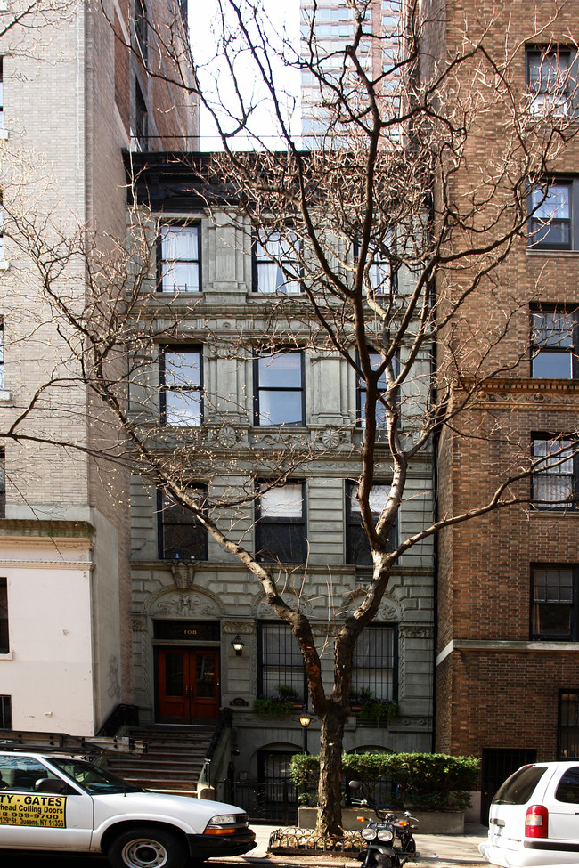 108 W 69th St in New York, NY - Building Photo - Building Photo