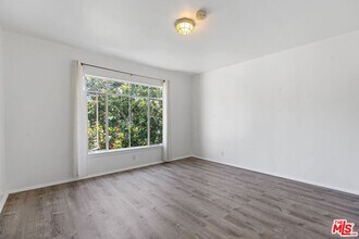 10301 1/2 Ilona Ave in Los Angeles, CA - Building Photo - Building Photo