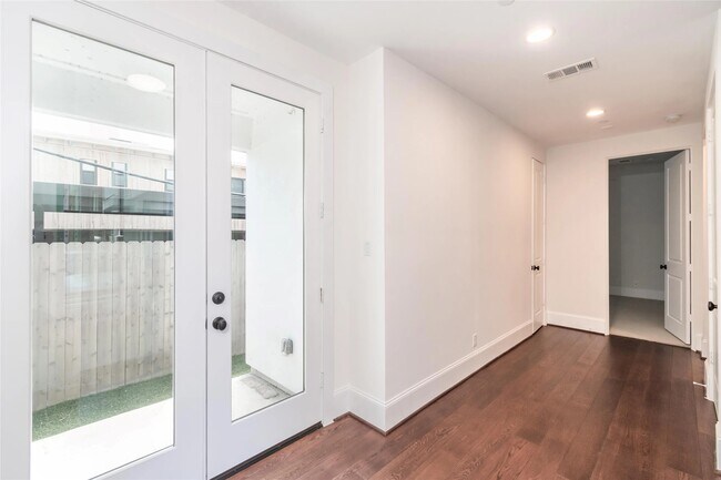 3821 N Braeswood Blvd in Houston, TX - Foto de edificio - Building Photo