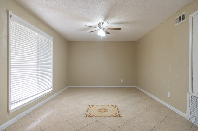 Schroeder Apartments in Houston, TX - Building Photo - Interior Photo