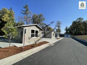 1841 Hubbard Ln in Grants Pass, OR - Building Photo - Building Photo