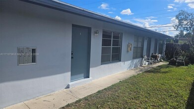 700 NE 46th Ct in Oakland Park, FL - Building Photo - Building Photo