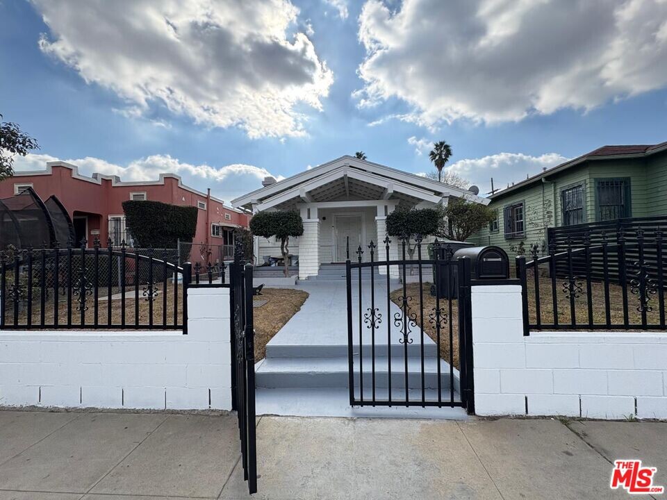 2526 W 21st St in Los Angeles, CA - Building Photo