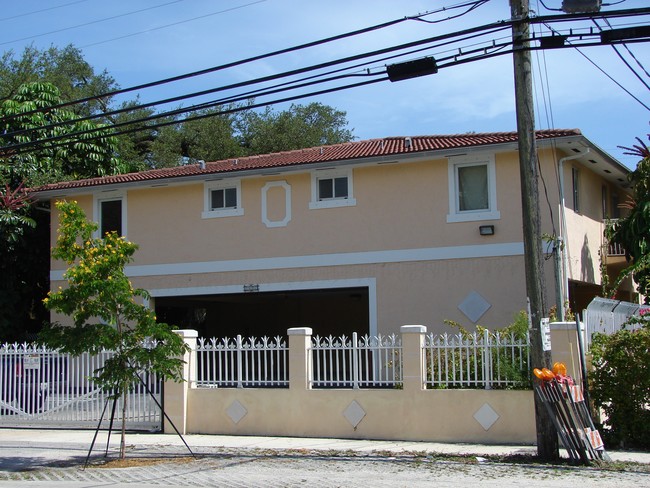 2490 NW 14th St in Miami, FL - Foto de edificio - Building Photo