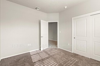 1681 Camino Corona in Los Lunas, NM - Building Photo - Building Photo