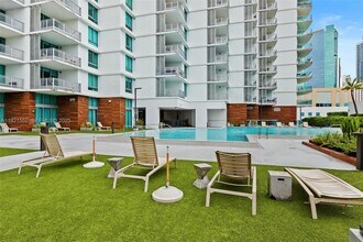 350 S Miami Ave in Miami, FL - Building Photo - Building Photo