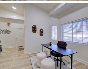 1870 Racine Dr in Las Vegas, NV - Foto de edificio - Building Photo