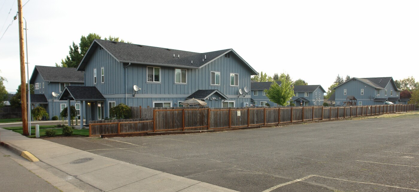 408-484 Holbrook Ln in Creswell, OR - Building Photo