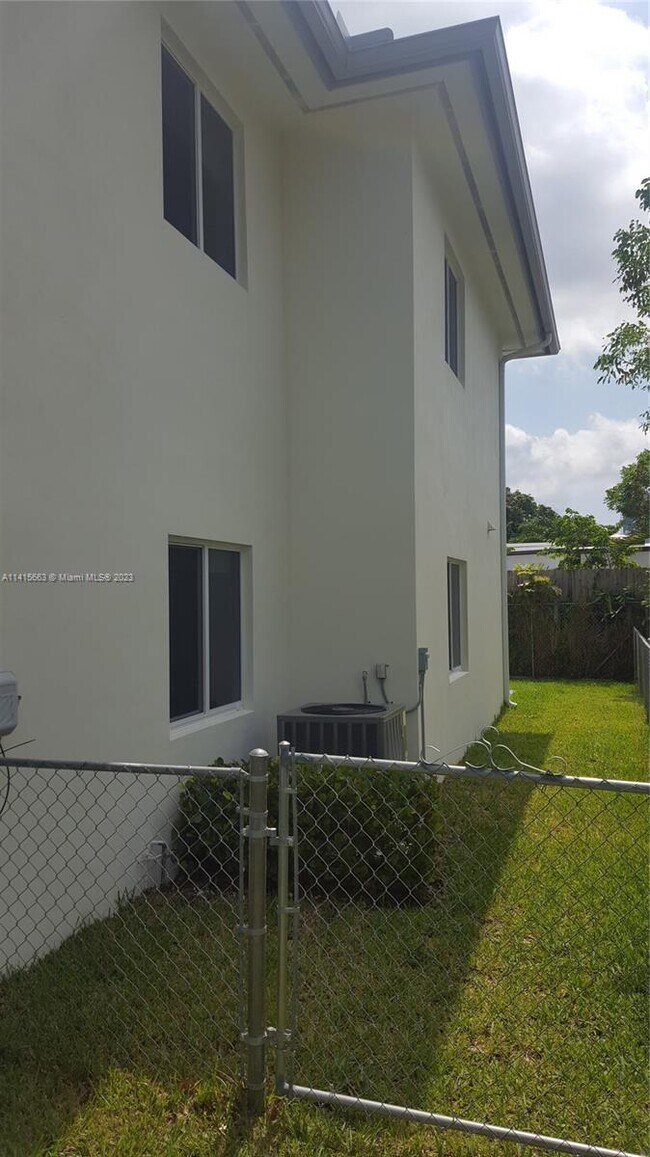 1027 SW 11th Ave-Unit -1027 in Miami, FL - Building Photo - Building Photo