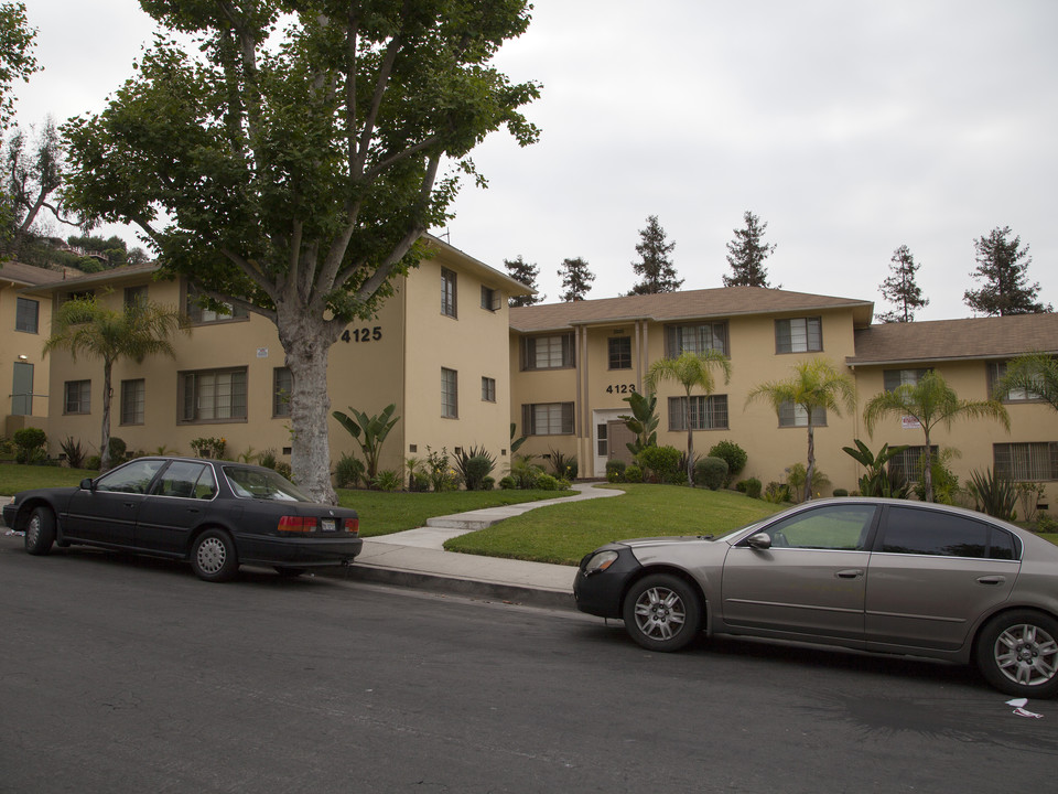 Hillcrest Apartments in Los Angeles, CA - Building Photo