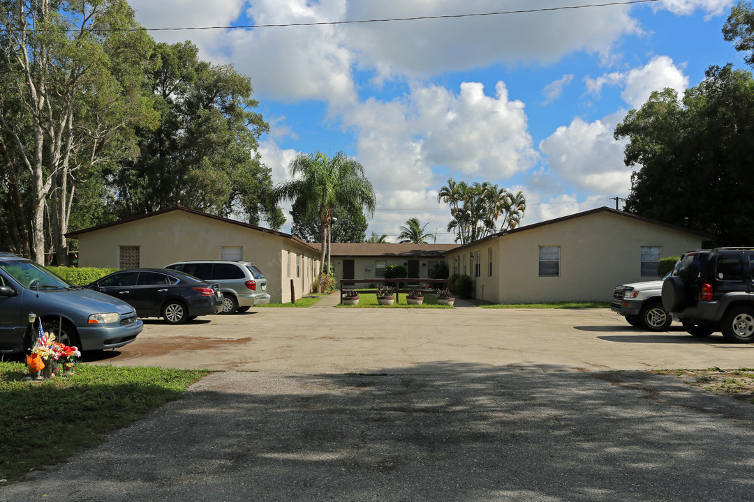 4063-4085 Herbertz Rd in Lake Worth, FL - Building Photo