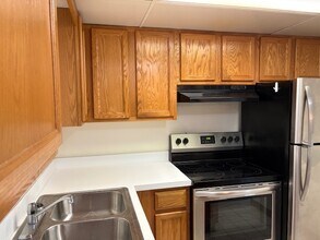 240 Springhill Dr in Roselle, IL - Building Photo - Building Photo