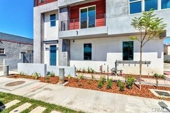 8117 2nd St in Downey, CA - Foto de edificio - Building Photo