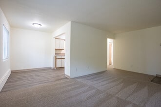 Oakview Apartments in Grand Rapids, MI - Building Photo - Interior Photo