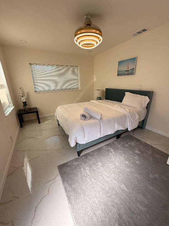 4381 Shore Acres Blvd NE in St. Petersburg, FL - Foto de edificio