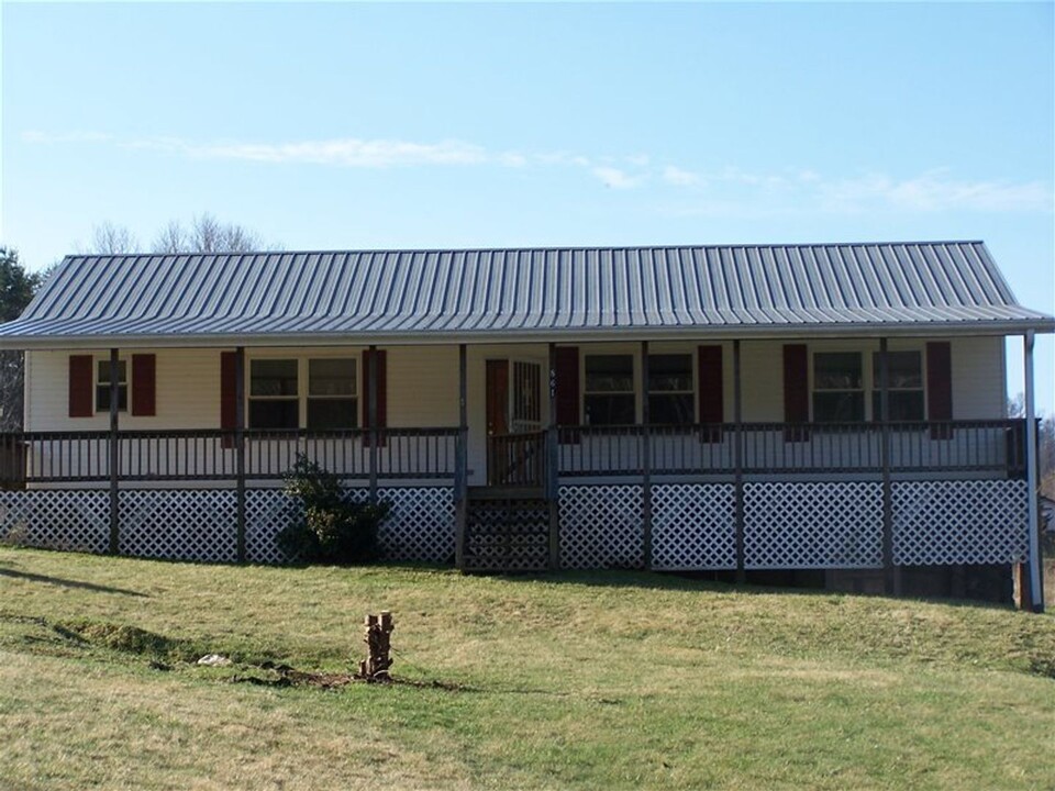 861 Slabtown Rd in Zionville, NC - Building Photo