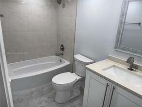 3571 Inverrary Dr in Lauderhill, FL - Foto de edificio - Building Photo