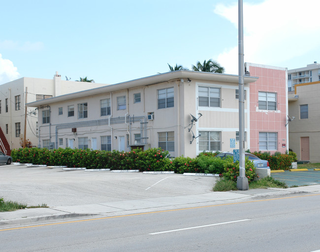 9041 Harding Ave in Miami Beach, FL - Foto de edificio - Building Photo