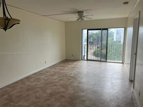 8620 N Sherman Cir in Miramar, FL - Building Photo - Building Photo