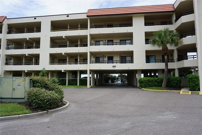 103 1st St E, Unit 205 in Tierra Verde, FL - Foto de edificio - Building Photo