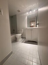 2831 N Oakland Forest Dr in Oakland Park, FL - Foto de edificio - Building Photo