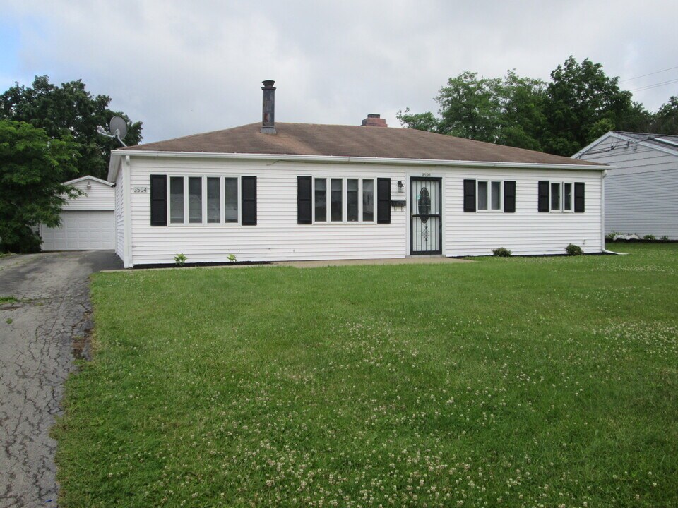 3504 Oakview Dr in Girard, OH - Building Photo