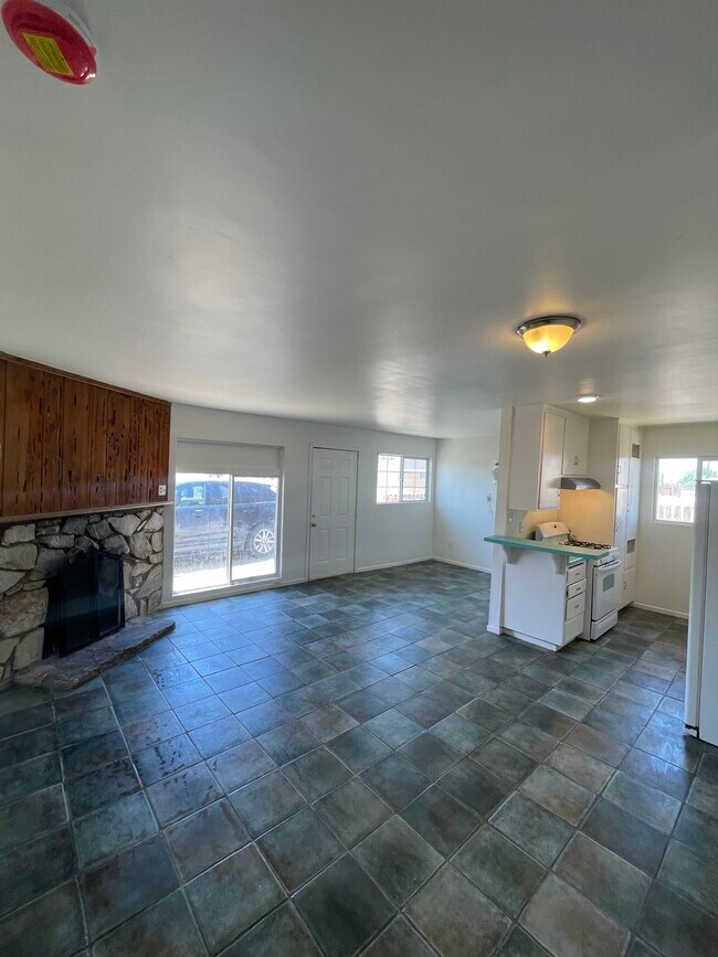 13243 Davenport St in North Edwards, CA - Foto de edificio - Building Photo
