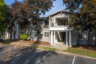 Brio Condominiums in Lynnwood, WA - Foto de edificio - Building Photo