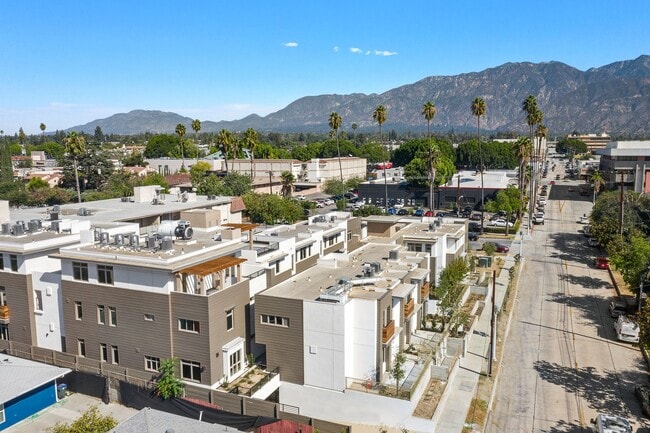 2488 Mohawk St, Unit 303 in Pasadena, CA - Foto de edificio - Building Photo