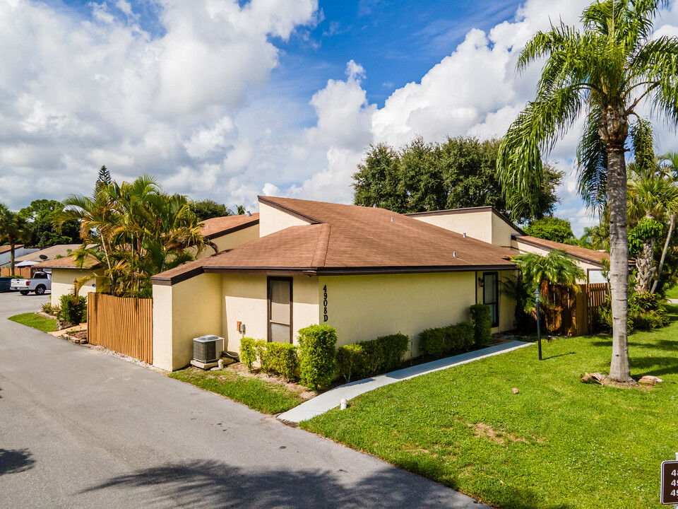 Foxwood Estates in West Palm Beach, FL - Building Photo