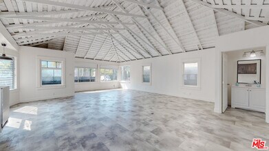 2221 Neilson Way in Santa Monica, CA - Building Photo - Building Photo