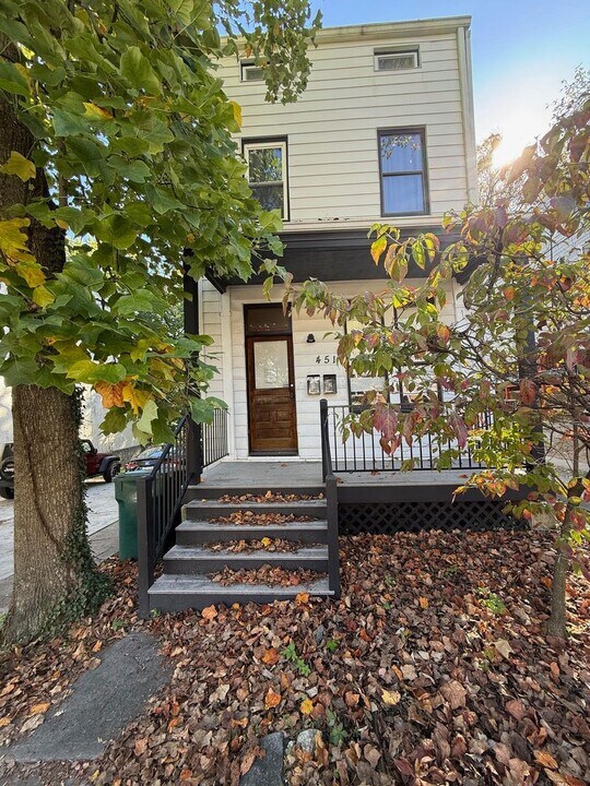 451 Warner St in Cincinnati, OH - Building Photo