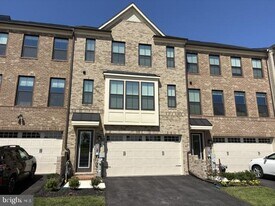 13826 Ridgeview Ct in Cockeysville, MD - Building Photo