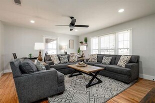 325 League St S in Sulphur Springs, TX - Building Photo