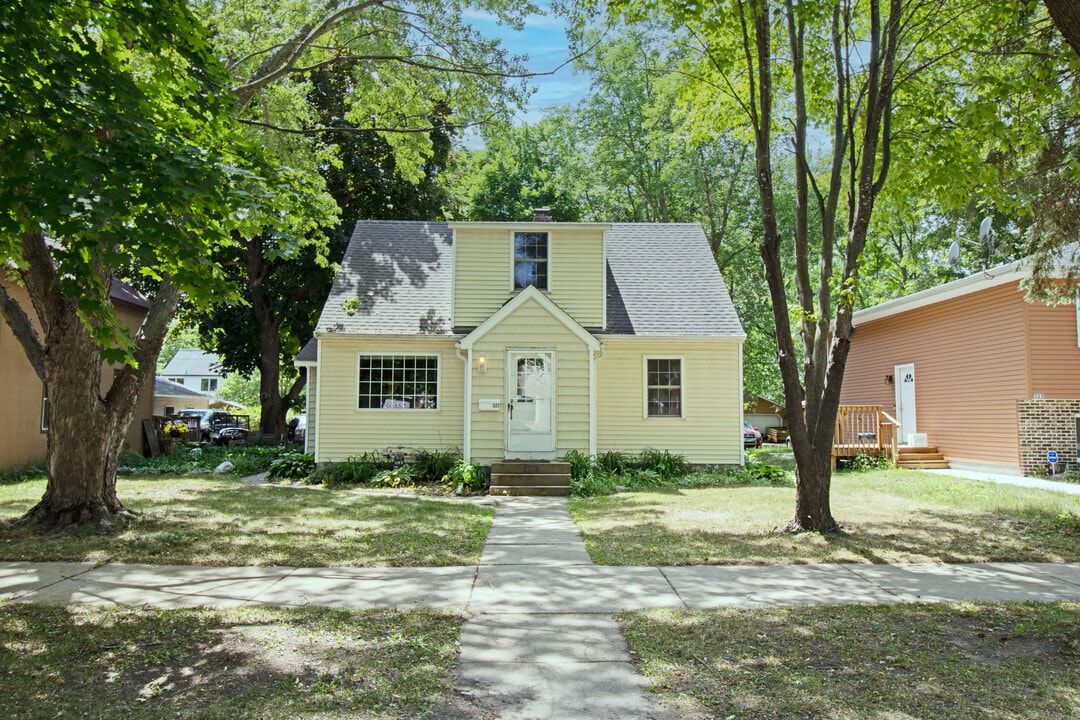 321 2nd Ave NE in St. Cloud, MN - Building Photo